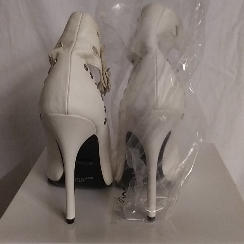 Heels - Picture 4 of 6